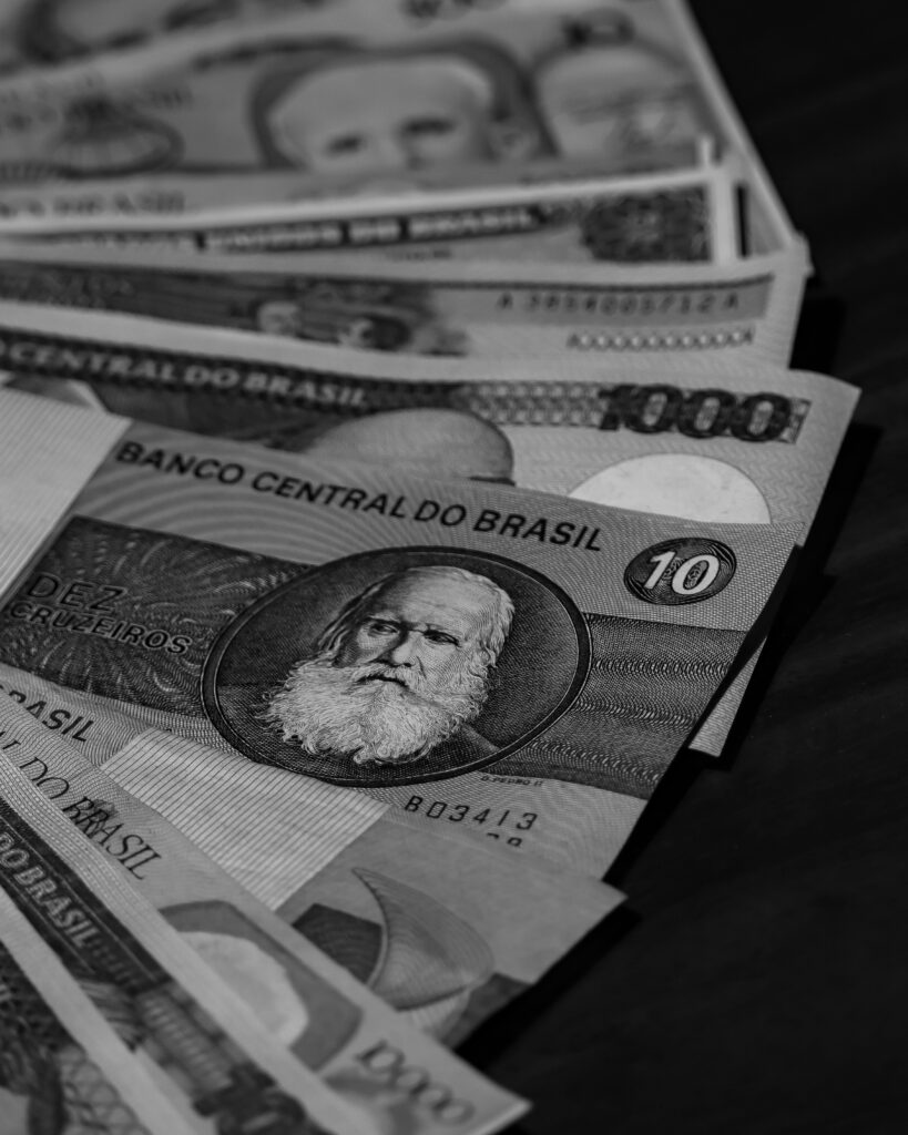 Black and white photo of Brazilian banknotes featuring Banco Central do Brasil notes.